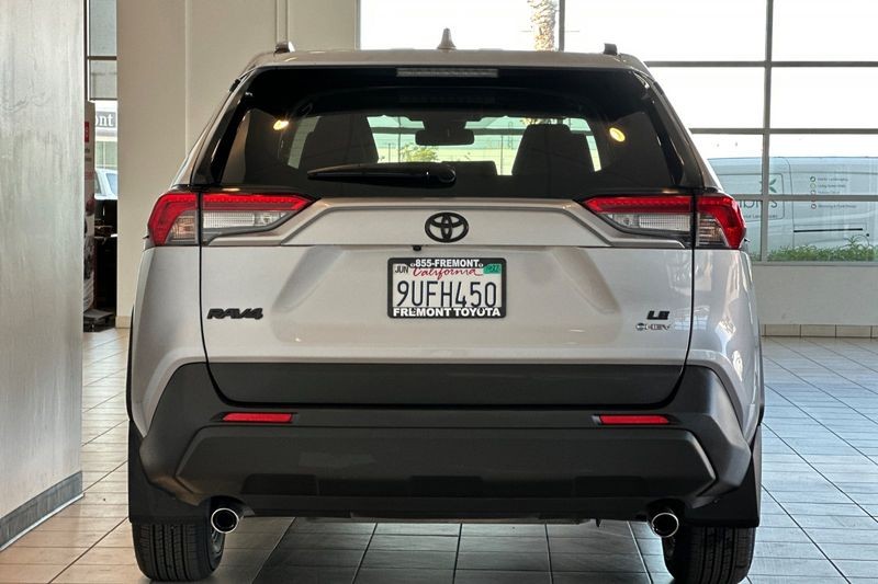 Toyota RAV4 Vehicle Full-screen Gallery Image 05