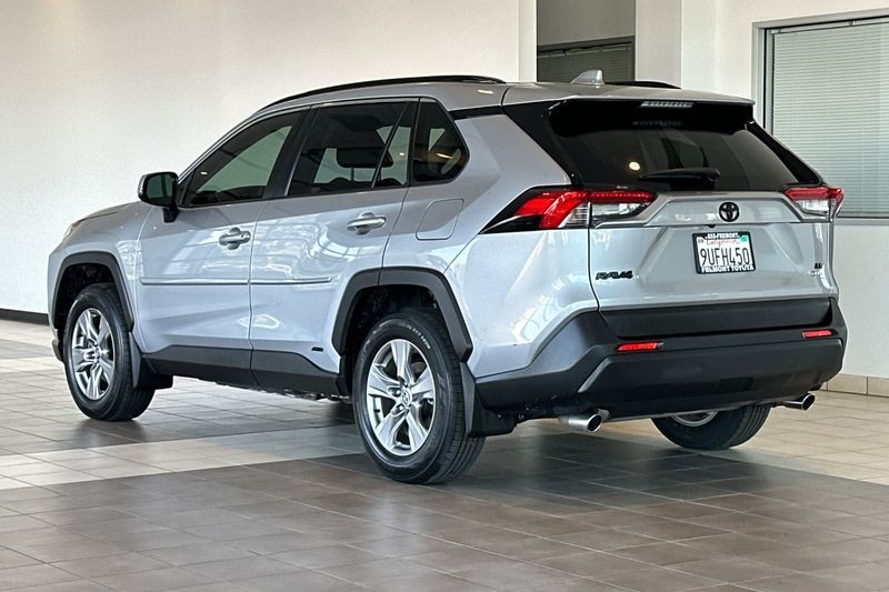 Toyota RAV4 Vehicle Full-screen Gallery Image 06