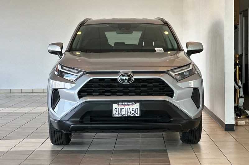 Toyota RAV4 Vehicle Full-screen Gallery Image 09