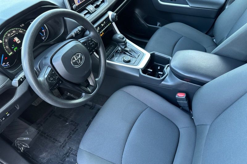Toyota RAV4 Vehicle Full-screen Gallery Image 10