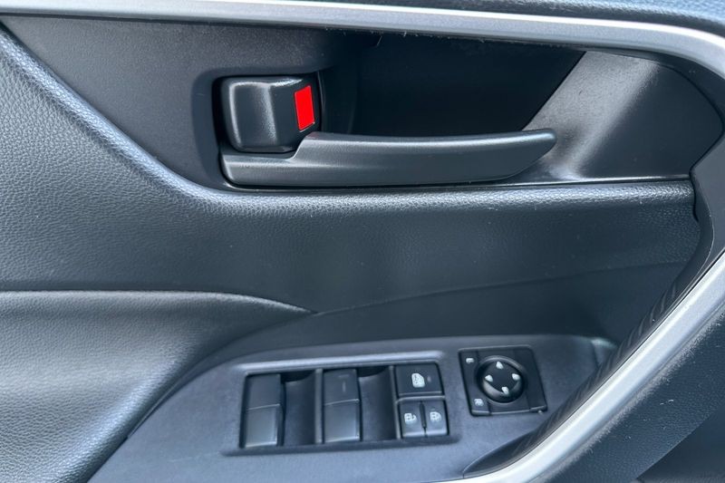 Toyota RAV4 Vehicle Full-screen Gallery Image 11