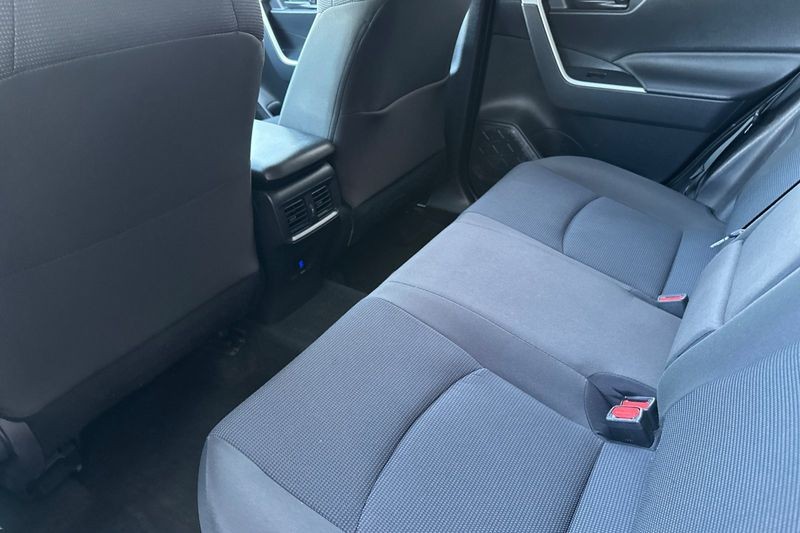 Toyota RAV4 Vehicle Full-screen Gallery Image 12
