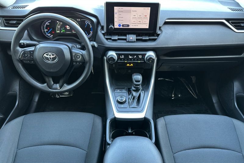 Toyota RAV4 Vehicle Full-screen Gallery Image 13