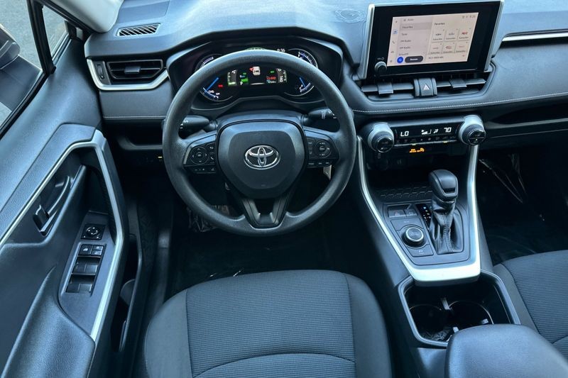 Toyota RAV4 Vehicle Full-screen Gallery Image 14