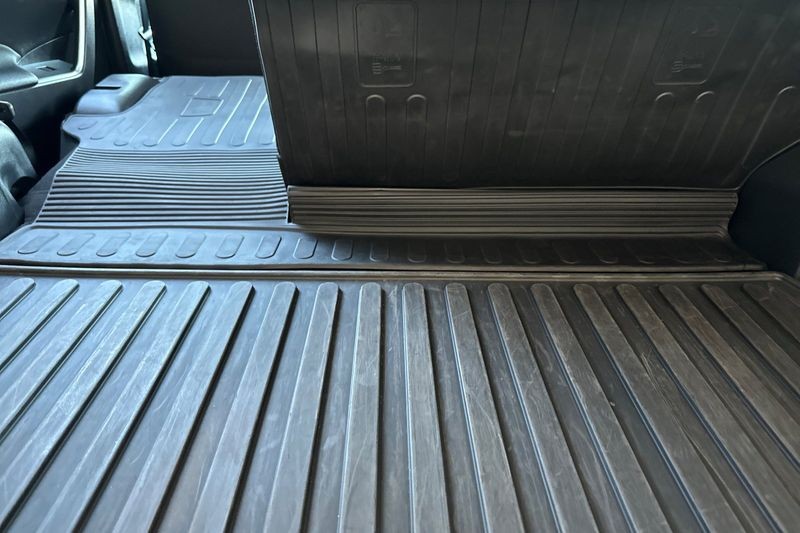 Toyota RAV4 Vehicle Full-screen Gallery Image 15
