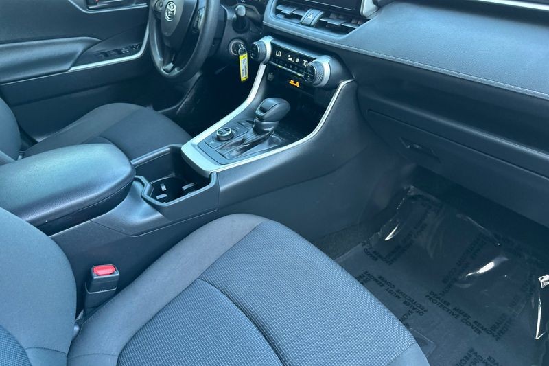 Toyota RAV4 Vehicle Full-screen Gallery Image 16