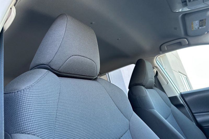 Toyota RAV4 Vehicle Full-screen Gallery Image 17