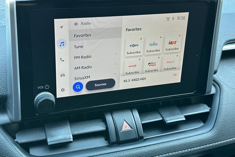 Toyota RAV4 Vehicle Full-screen Gallery Image 18