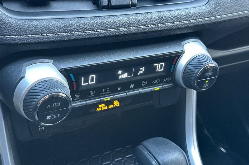 Toyota RAV4 Vehicle Full-screen Gallery Image 20