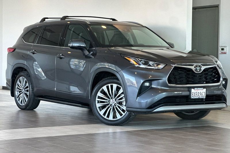 Toyota Highlander Vehicle Full-screen Gallery Image 02