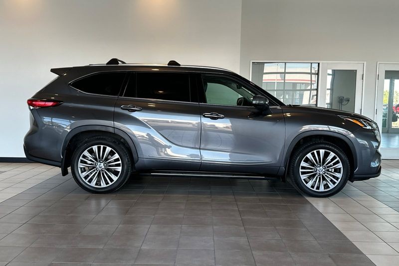 Toyota Highlander Vehicle Full-screen Gallery Image 03