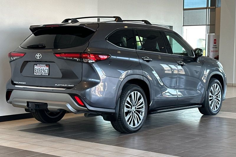 Toyota Highlander Vehicle Full-screen Gallery Image 04