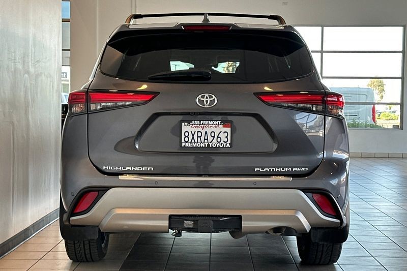 Toyota Highlander Vehicle Full-screen Gallery Image 05