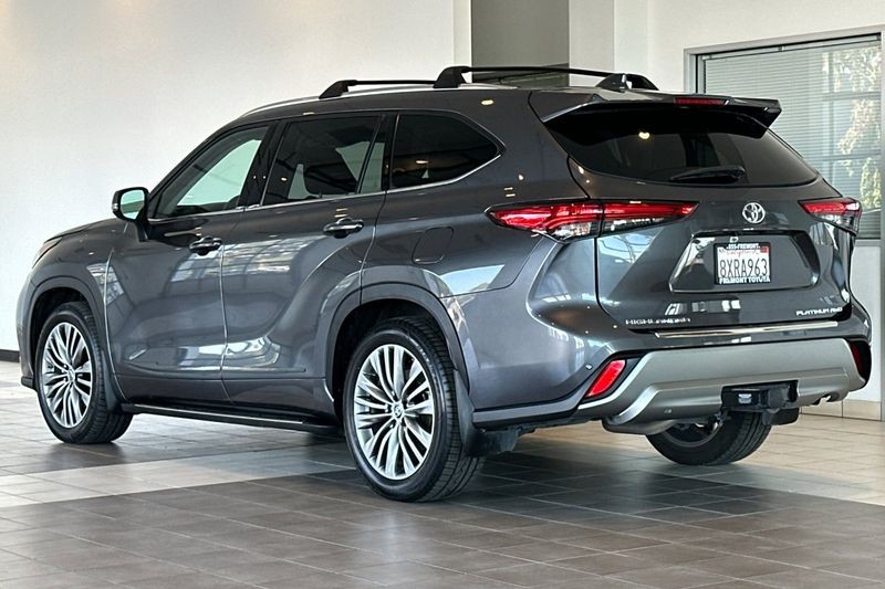 Toyota Highlander Vehicle Full-screen Gallery Image 06