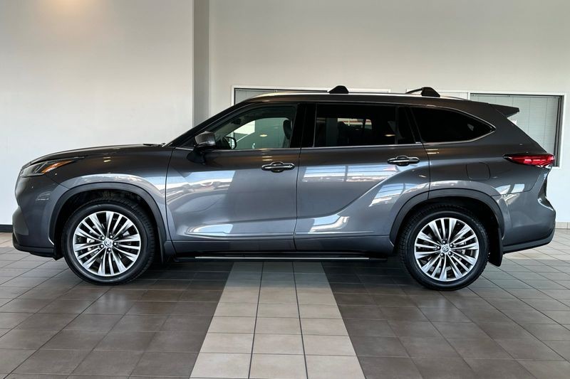 Toyota Highlander Vehicle Full-screen Gallery Image 07