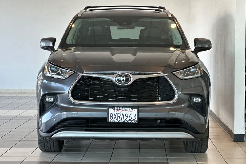 Toyota Highlander Vehicle Full-screen Gallery Image 09
