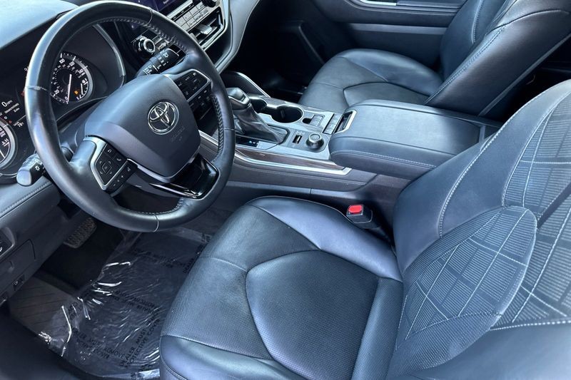 Toyota Highlander Vehicle Full-screen Gallery Image 10