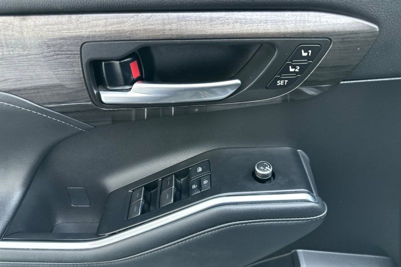 Toyota Highlander Vehicle Full-screen Gallery Image 11