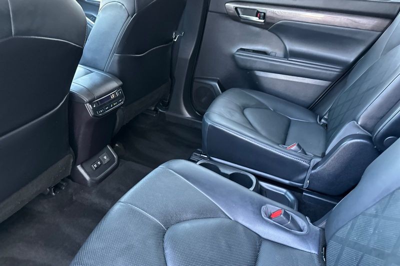 Toyota Highlander Vehicle Full-screen Gallery Image 12