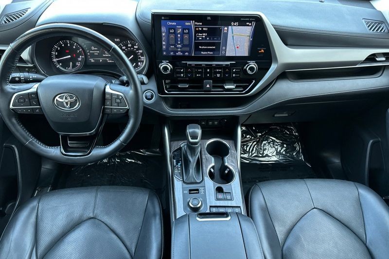 Toyota Highlander Vehicle Full-screen Gallery Image 13
