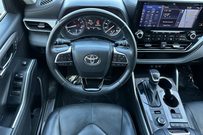 Toyota Highlander Vehicle Full-screen Gallery Image 14