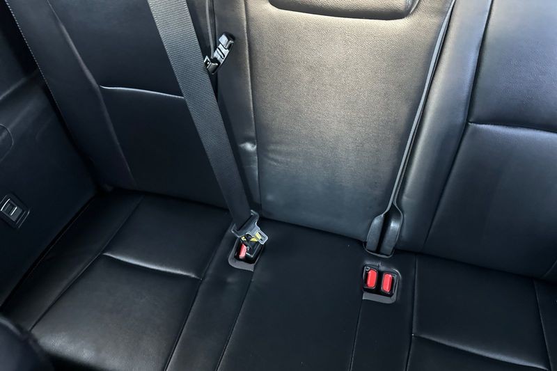 Toyota Highlander Vehicle Full-screen Gallery Image 15