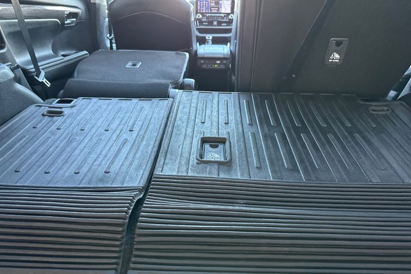 Toyota Highlander Vehicle Full-screen Gallery Image 16