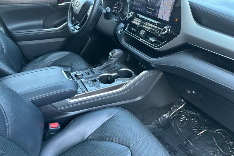 Toyota Highlander Vehicle Full-screen Gallery Image 17