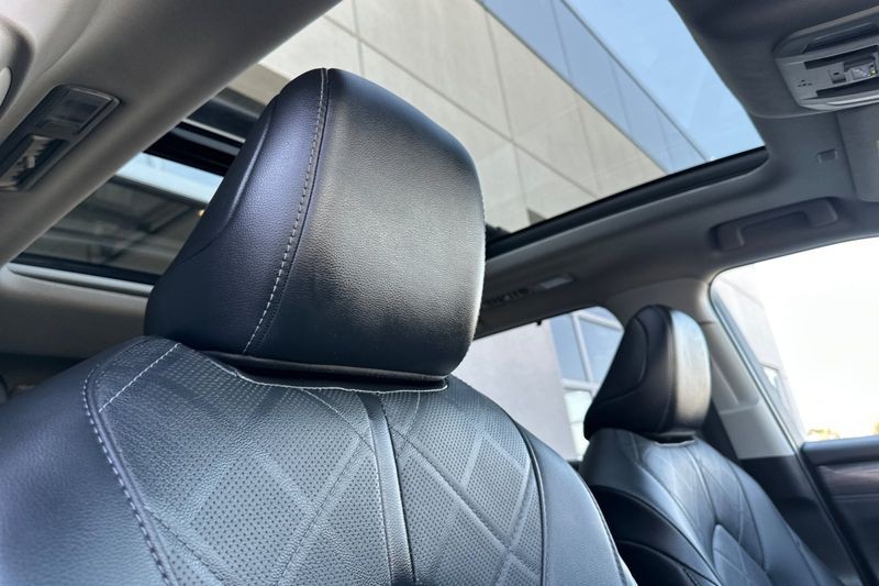 Toyota Highlander Vehicle Full-screen Gallery Image 18