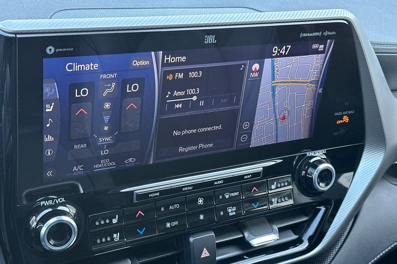 Toyota Highlander Vehicle Full-screen Gallery Image 19