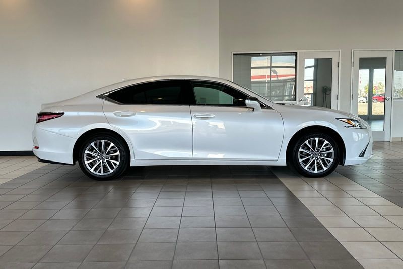 Lexus ES Vehicle Full-screen Gallery Image 03