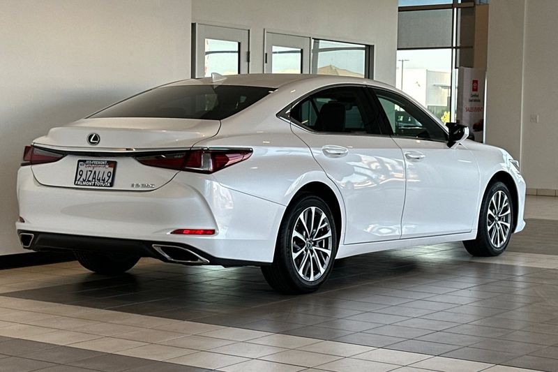 Lexus ES Vehicle Full-screen Gallery Image 04