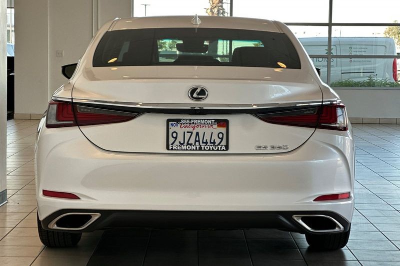 Lexus ES Vehicle Full-screen Gallery Image 05