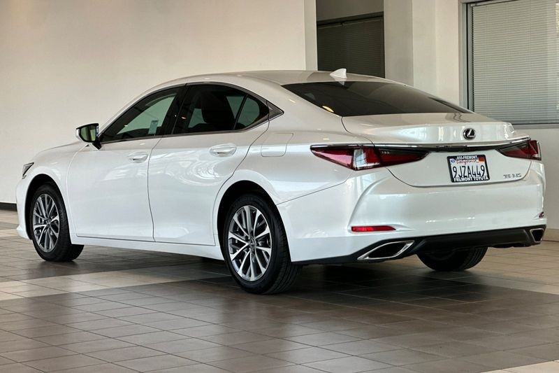 Lexus ES Vehicle Full-screen Gallery Image 06