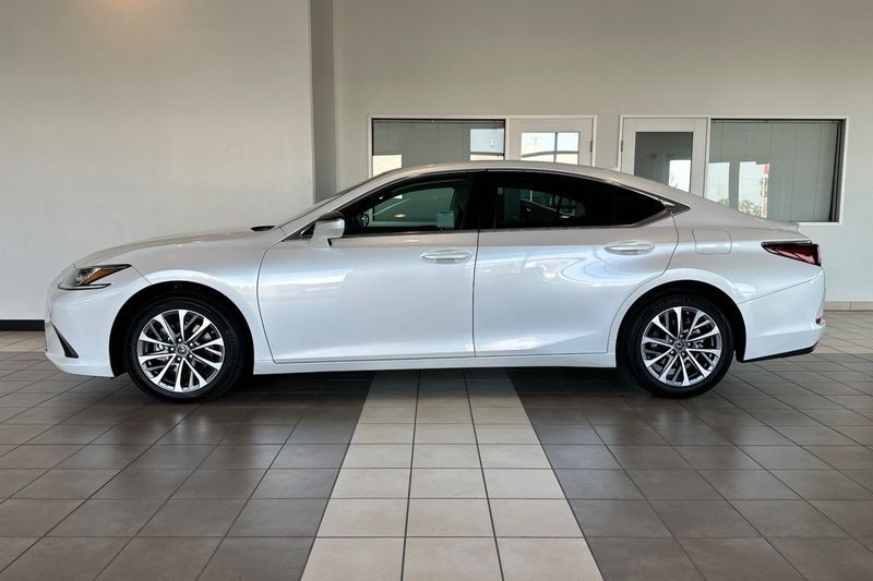 Lexus ES Vehicle Full-screen Gallery Image 07