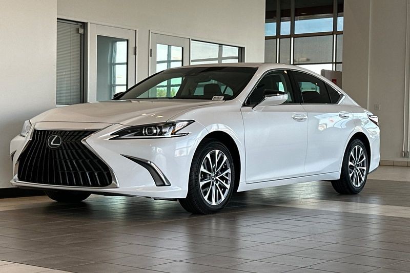 Lexus ES Vehicle Full-screen Gallery Image 08