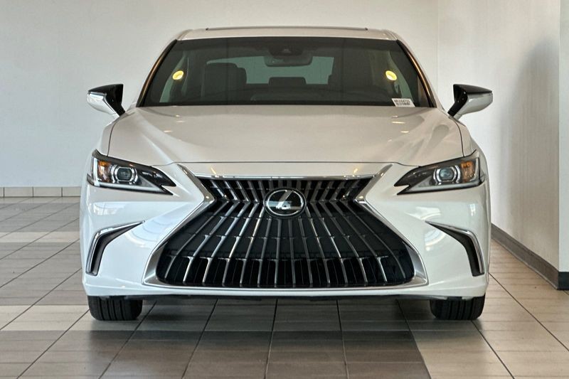 Lexus ES Vehicle Full-screen Gallery Image 09