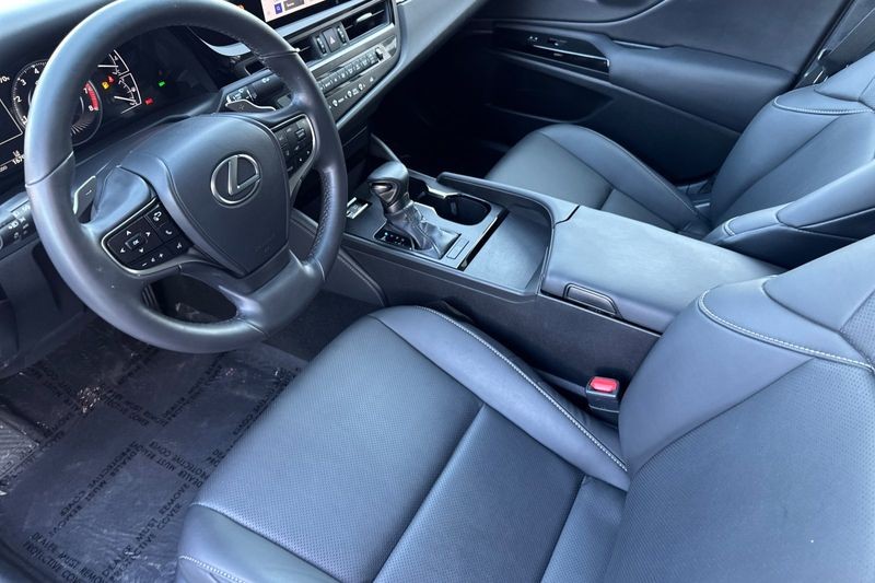 Lexus ES Vehicle Full-screen Gallery Image 10