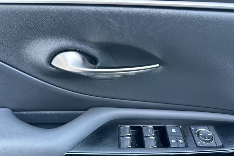 Lexus ES Vehicle Full-screen Gallery Image 11
