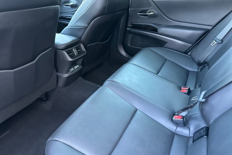 Lexus ES Vehicle Full-screen Gallery Image 12
