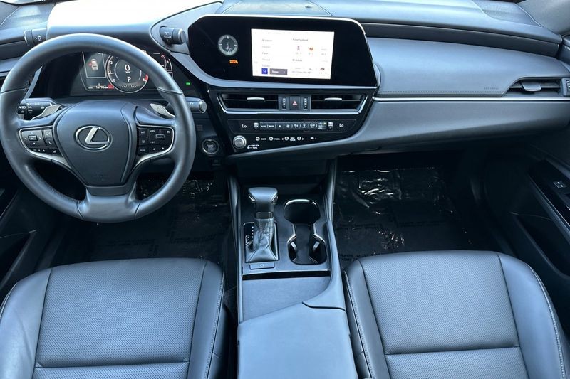 Lexus ES Vehicle Full-screen Gallery Image 13