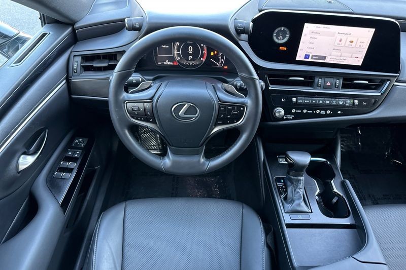Lexus ES Vehicle Full-screen Gallery Image 14