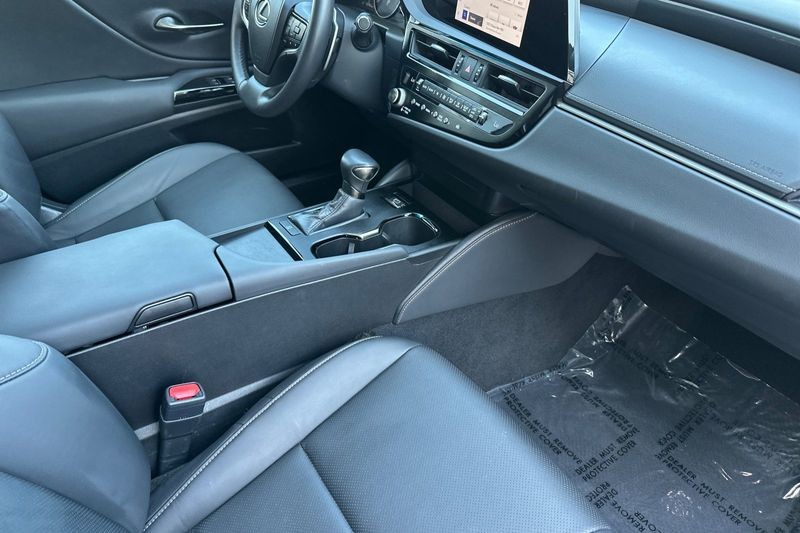 Lexus ES Vehicle Full-screen Gallery Image 15