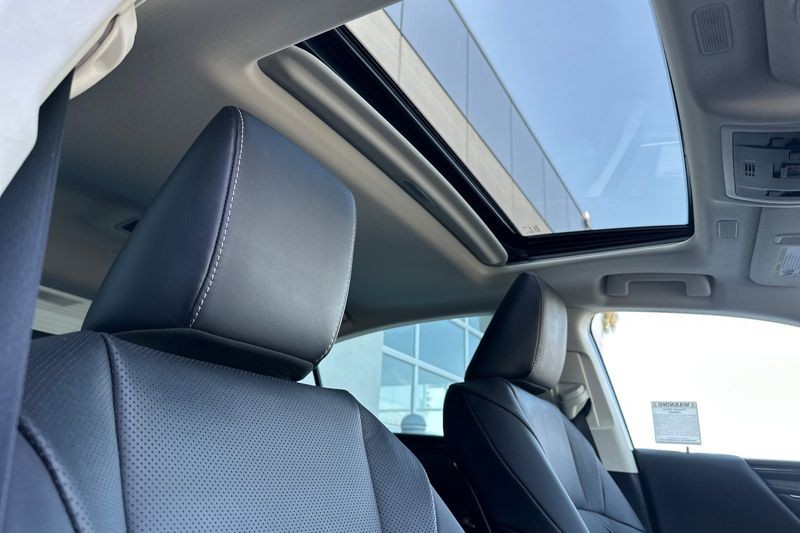 Lexus ES Vehicle Full-screen Gallery Image 16