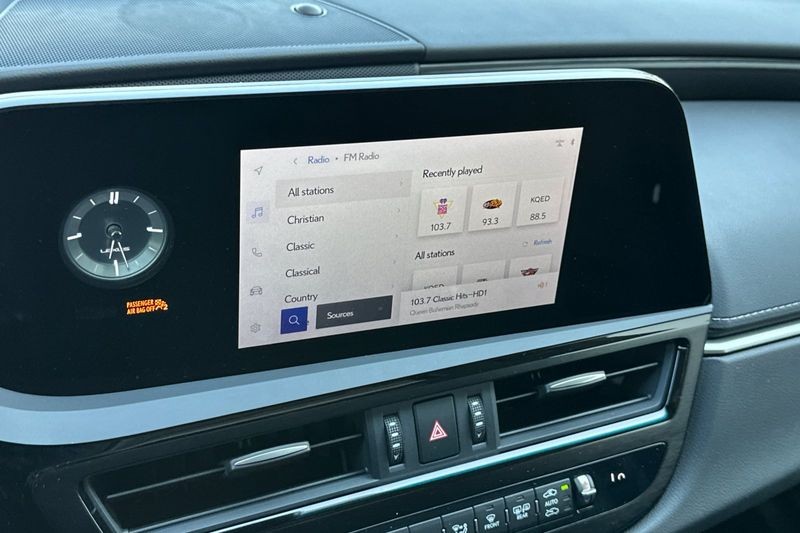 Lexus ES Vehicle Full-screen Gallery Image 17
