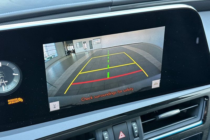 Lexus ES Vehicle Full-screen Gallery Image 18