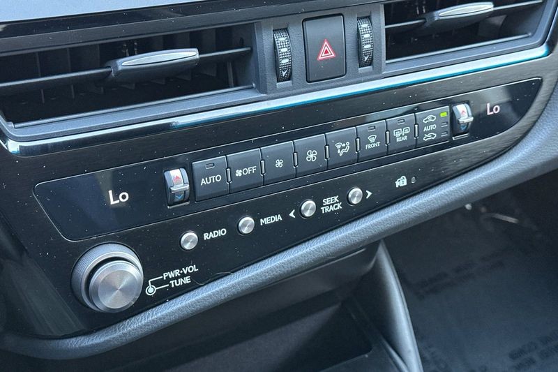 Lexus ES Vehicle Full-screen Gallery Image 19