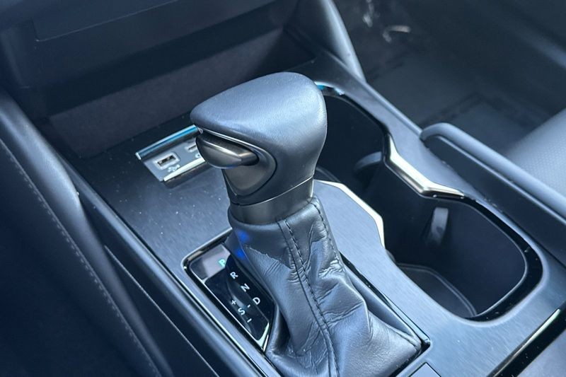 Lexus ES Vehicle Full-screen Gallery Image 20