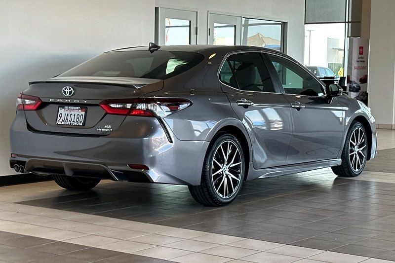 Toyota Camry Vehicle Full-screen Gallery Image 04