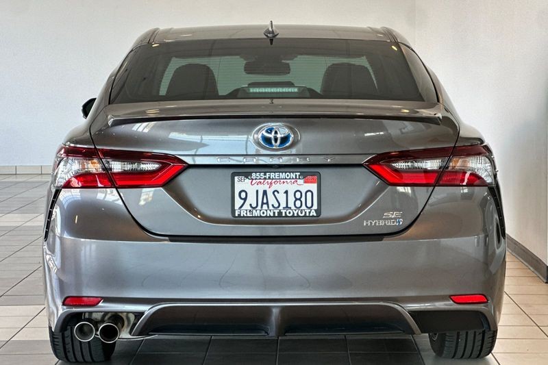 Toyota Camry Vehicle Full-screen Gallery Image 05